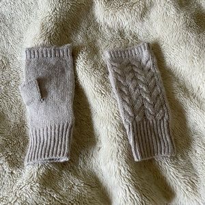 H&M dainty knit gloves. Great condition. One size. 100% acrylic.